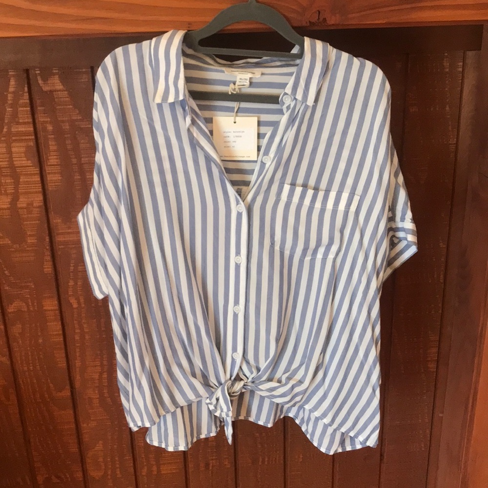 BNWT tie front shirt